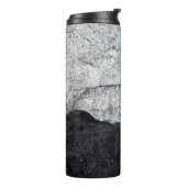 Fragment aus weißem und blauem Stein Thermosbecher (Nach links gedreht)