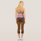 Fraktal und Lila Capri Leggings (Rückseite)