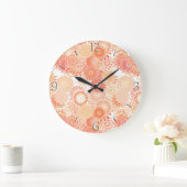Fraktal wirbelnd, in Korallen- und Pfirsichtönen Große Wanduhr (Zuhause)