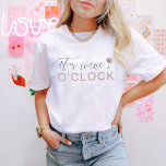FRANCA Wine O'Clock Junggeselinnen-Abschied Group T-Shirt<br><div class="desc">Dieser T - Shirt ist mit einem niedlichen Rosa-Schriftart mit dem Sprichwort "It's wine o'clock" ausgestattet. Dieser Tee verbindet sich perfekt mit dem koordinierenden Braut-Abschlag "Vino vor Gelöbnis" für einen lustigen und zusammenhängenden Junggeselinnen-Abschied.</div>