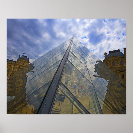 France, Paris Clouds reflect off the Louvre Poster (Vorne)