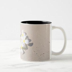 Frangipani auf dem Strand Zweifarbige Tasse