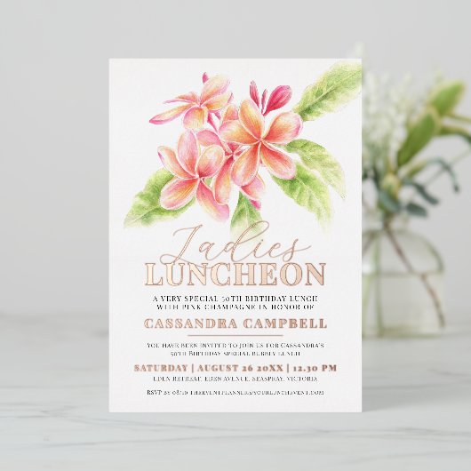 Frangipani-Blumendamen zum Mittagessen Geburtstag Folieneinladung (Stehend vorne)