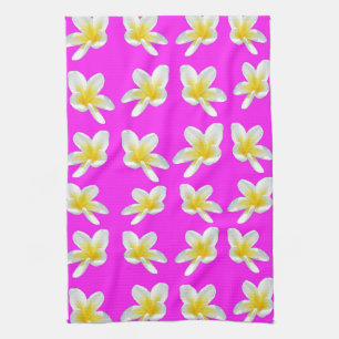 Frangipani Blush: Gelbe Frangipani blüht auf rosa Geschirrtuch