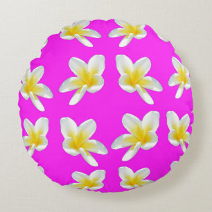 Frangipani Blush: Gelbe Frangipani blüht auf rosa Rundes Kissen