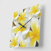 Frangipani Bouquet, große Uhr an der Wand. (Winkel)