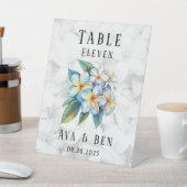 Frangipani Hawaii Floral Wedding Tischnummer Sockelschild (In SItu)