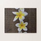 Frangipanis Plumeria auf Rustikalem Holz Puzzle (Horizontal)