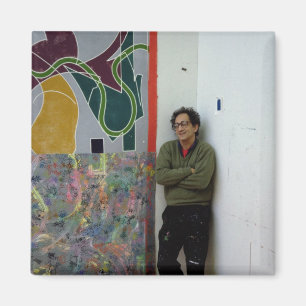 Frank Stella neben einem seiner Werke Magnet