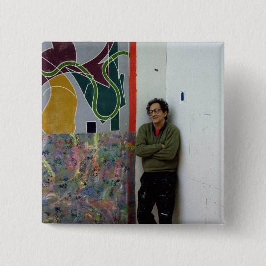 Frank Stella neben einem von seinem arbeitet Button (Vorderseite)