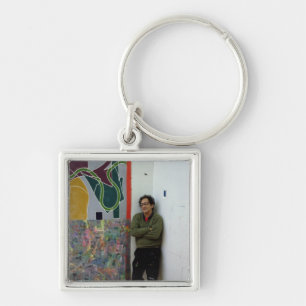 Frank Stella neben einem von seinem arbeitet Schlüsselanhänger