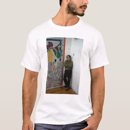 Frank Stella neben einem von seinem arbeitet T-Shirt (Vorderseite)