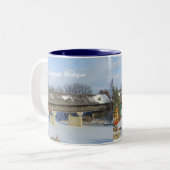 Frankenmuth Michigan überdachte Brücke Zweifarbige Tasse (Vorderseite Links)