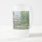 Frankenmuths Covered Bridge Mattierte Tasse (VorderseiteRechts)