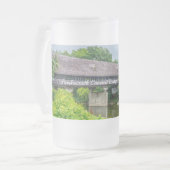 Frankenmuths Covered Bridge Mattierte Tasse (Vorderseite Links)