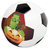 Frankenstein Monster Cartoon mit Pumpkin Fußball (Dreiviertel)