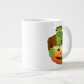 Frankenstein Monster Cartoon mit Pumpkin Jumbo-Tasse (Vorderseite Rechts)
