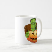 Frankenstein Monster Cartoon mit Pumpkin Kaffeetasse (VorderseiteRechts)