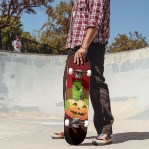 Frankenstein Monster Cartoon mit Pumpkin Skateboard