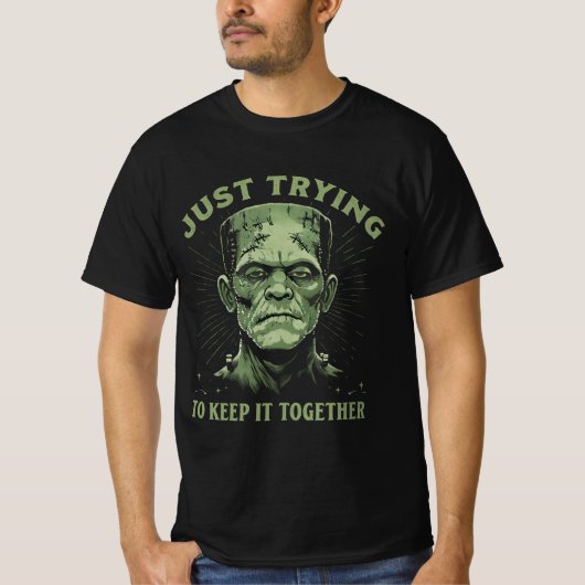 Frankenstein versucht einfach, es zusammen behalte T-Shirt (Vorderseite)
