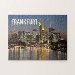 Frankfurt Skyline Deutschland Vintag Souvenirgesch Puzzle<br><div class="desc">Frankfurt am Main mit Skyline-Souvenirs für den hessischen Urlaub. Frankfurt mit Retro-Skyline-Panorama in Deutschland als Souvenir für Sachsenhausen und Bockenheim. Frankfurt am Main Lifestyle für Urbanistiker und Europas Stadtfahrten. Frankfurt am Main in Hessen und Stadt in Deutschland skyline Sonnenuntergang Design Souvenir. Das Retro-Panorama-City-Design in Frankfurt zum Römer und Westend oder...</div>