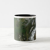Frankreich aus dem Weltraum Zweifarbige Tasse (Mittel)