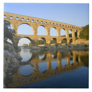 Frankreich, Avignon. Der Pont du Gard römisches A Fliese