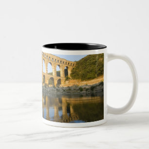 Frankreich, Avignon. Der Pont du Gard römisches A Zweifarbige Tasse