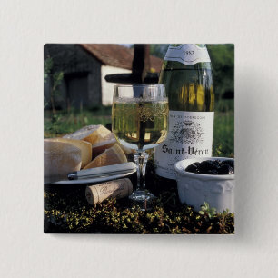 Frankreich, Burgund, Chablis. Lokaler Wein und Button