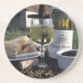 Frankreich, Burgund, Chablis. lokaler Wein und Getränkeuntersetzer (Vorne)