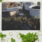 Frankreich, Burgund, Chablis. lokaler Wein und Handtuch (Gefaltet)