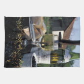 Frankreich, Burgund, Chablis. lokaler Wein und Handtuch (Horizontal)