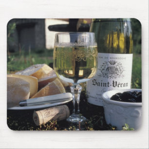 Frankreich, Burgund, Chablis. Lokaler Wein und Mousepad