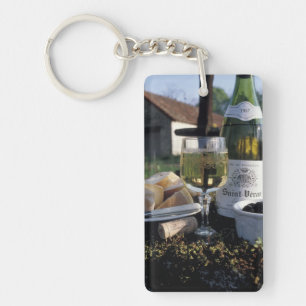 Frankreich, Burgund, Chablis. Lokaler Wein und Schlüsselanhänger