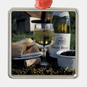 Frankreich, Burgund, Chablis. lokaler Wein und Silbernes Ornament