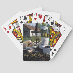Frankreich, Burgund, Chablis. Lokaler Wein und Spielkarten