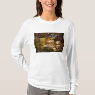 Frankreich, Korsika. Einheimische Käsesorten und C T-Shirt