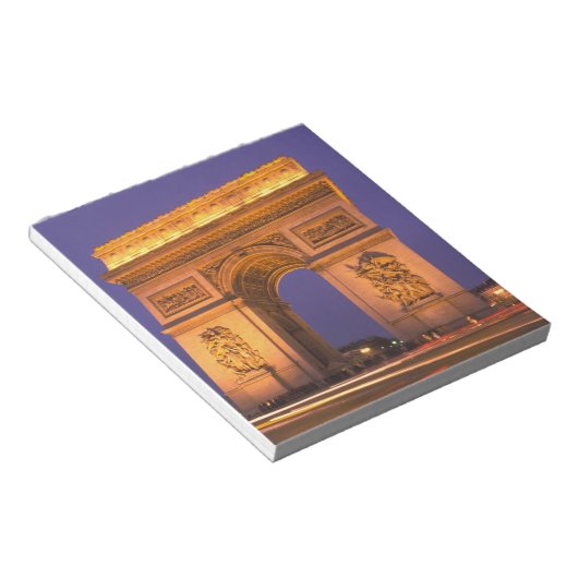 Frankreich, Paris, Arc de Triomphe bei Dämmerung. Notizblock (angewinkelt)