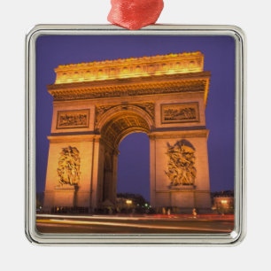 Frankreich, Paris, Arc de Triomphe bei Dämmerung. Silbernes Ornament