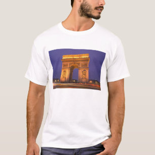 Frankreich, Paris, Arc de Triomphe bei Dämmerung. T-Shirt