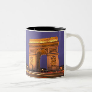 Frankreich, Paris, Arc de Triomphe in der Nacht. Zweifarbige Tasse