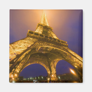 Frankreich, Paris. Blick von unten auf den Eiffelt Magnet