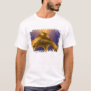 Frankreich, Paris. Blick von unten auf den Eiffelt T-Shirt