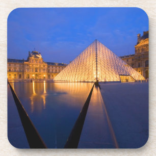 Frankreich, Paris. Das Louvre Museum bei Dämmerun Getränkeuntersetzer