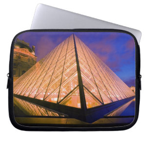 Frankreich, Paris. Das Louvre Museum bei Dämmerun Laptopschutzhülle