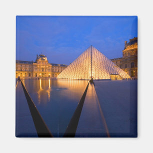Frankreich, Paris. Das Louvre Museum bei Dämmerun Magnet