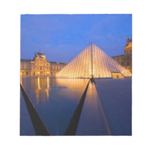Frankreich, Paris. Das Louvre Museum bei Dämmerun Notizblock