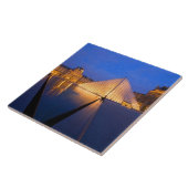 Frankreich, Paris. Das Louvre Museum bei Dämmerung Fliese (Seite)