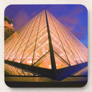Frankreich, Paris. Das Louvre Museum bei Dämmerung Getränkeuntersetzer