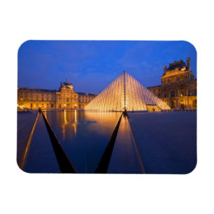 Frankreich, Paris Das Louvre Museum bei Dämmerung. Magnet